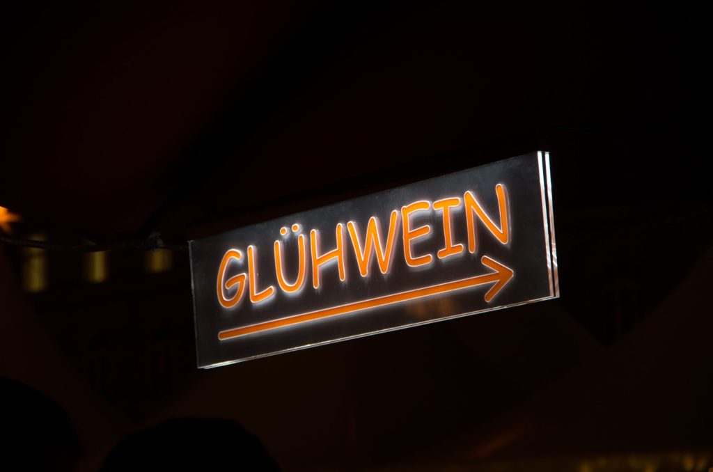 Glühweinschild auf dem Weihnachtsmarkt am Gendarmenmarkt in Berlin Mitte.