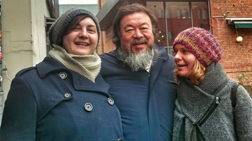 Judith und Carmen aus dem Büro von Berlin on Bike nehmen Ai Weiwei in ihre Mitte.