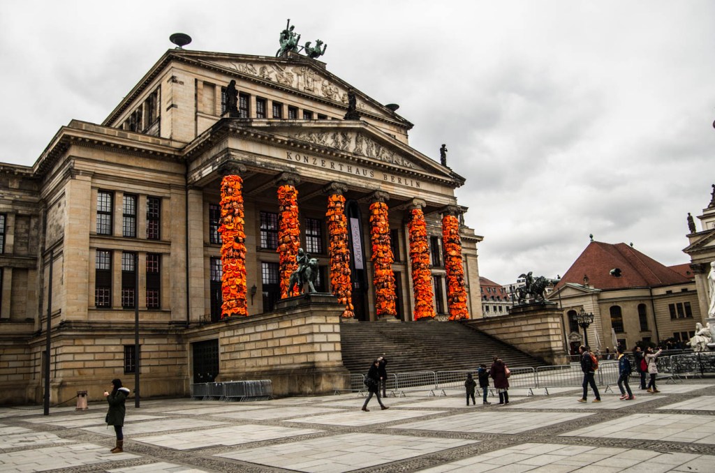 Ai Weiweis Installation #safepassage am Konzerthaus auf dem Gendarmenmarkt.
