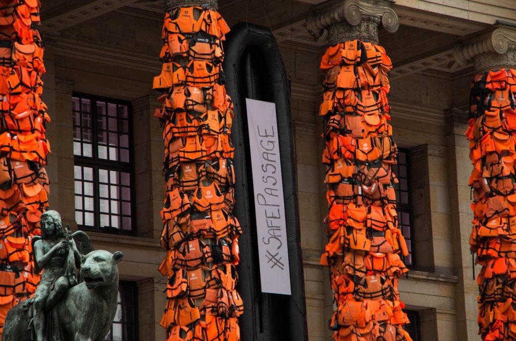Rettungswesten und Schlauchboot am Konzerthaus auf dem Gendarmenmarkt.