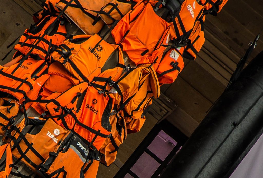 Detailansicht von Rettungswesten aus Ai Weiweis Installation "#safepassage" am Gendarmenmarkt in Berlin.