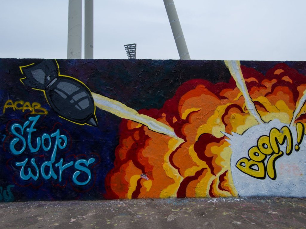 Boom! Streetart am Jahnstadion in Berlin Prenzlauer Berg.