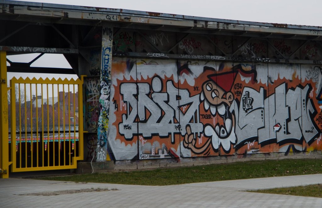 Im Friedrich-Ludwig-Jahn-Stadion selbst gibt es auch einiges an Streetart zu sehen. Das meiste allerdings deutlich langweiliger und schlechter als dieses Graffito. Das Klettern lohnt sich also in den seltensten Fällen.