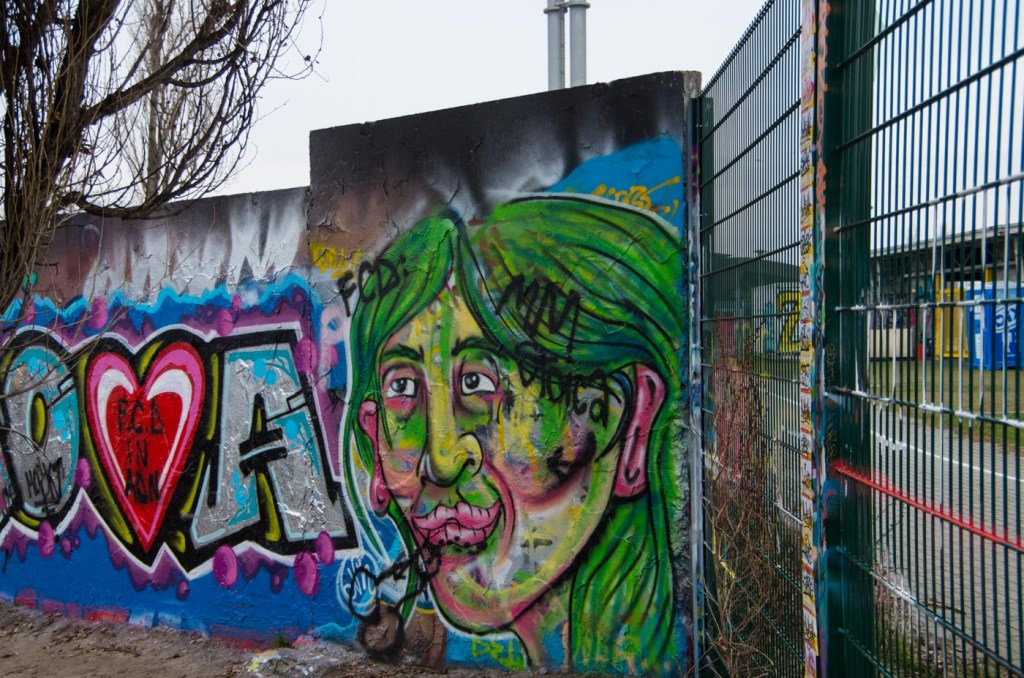 Mauerrest mit Grafitti am Mauerpark