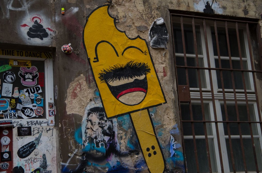 Wann wirds mal wieder richtig Sommer? Bei den Eis-am-Stiel-Paste-Ups bekommt man jedenfalls schon mächtig Lust auf laue Sommernächte an der Spree.