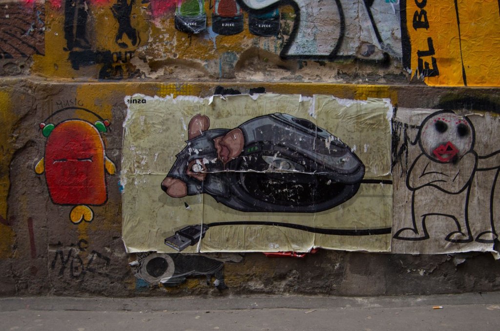 Ein großartiges Werk mit einer Computermaus. Paste-Up im Haus Schwarzenberg, neben einem Uralt-Werk von "Mein Lieber Prost"
