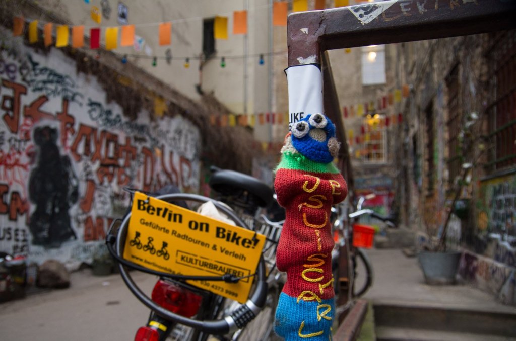Yarnbombing in Berlin: Ein gehäkeltes "je suis charlie" im Haus Schwarzenberg in Mitte.