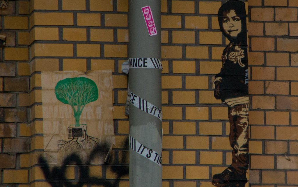 Kind von ext und ein Baum aus einem Fernseher in Berlin