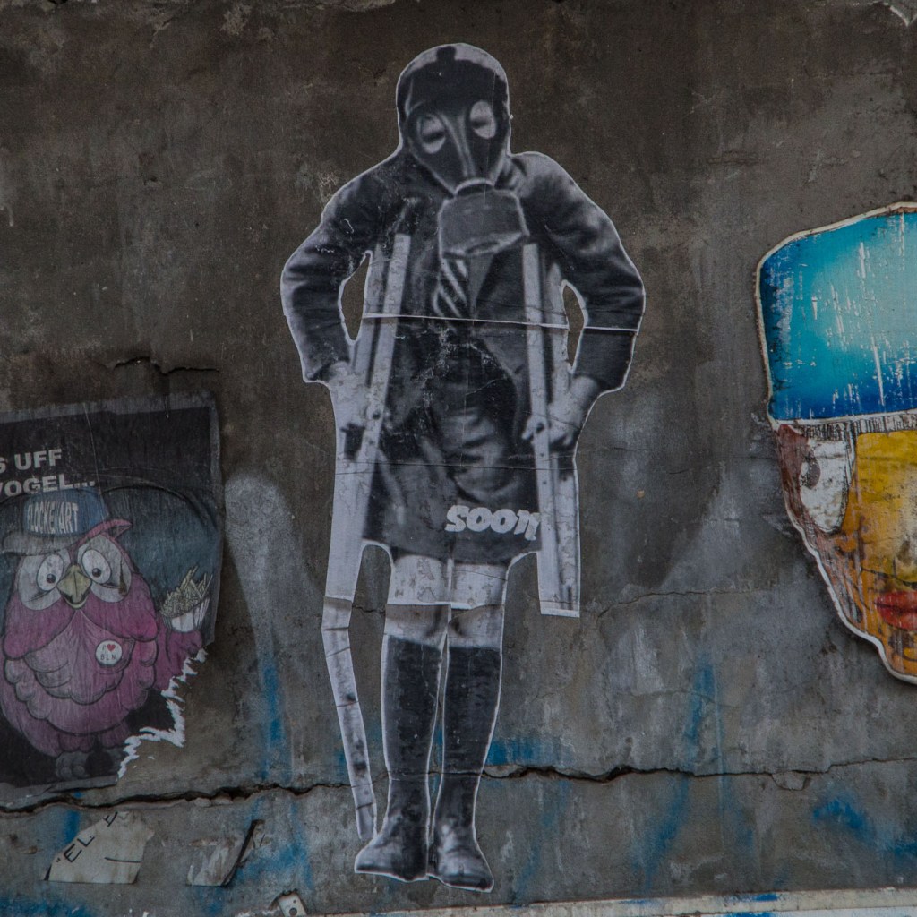 soon mit einem Kind mit Krücken und Gasmaske. Vielleicht täuscht der Eindruck aber ich habe das Gefühl, das die Berliner Streetart in den letzten 1-2 Jahren wieder deutlich gesellschaftskritischer geworden ist.