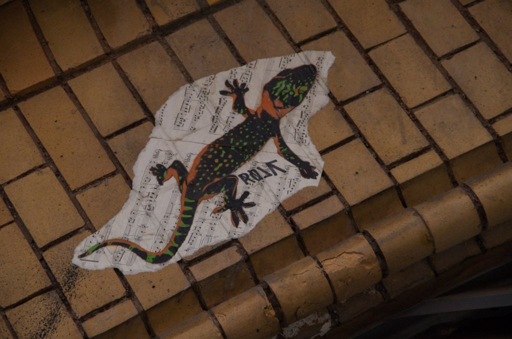 Notenblätter als Basis für Paste-Ups, tolle Idee. Streetart als Upcycling-Projekt.