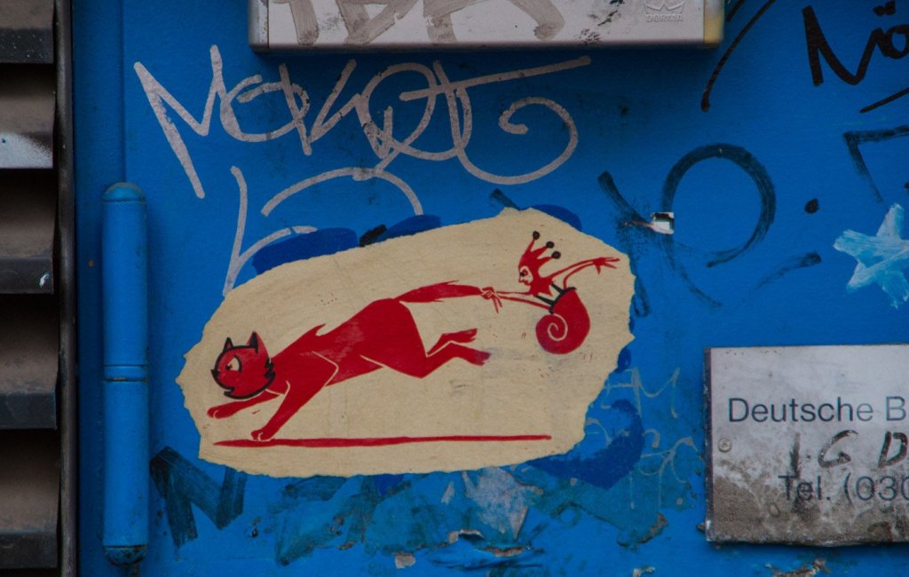 Der Narr in seinem Katzenwagen, schön künstlerisches Paste-Up aus der Dircksenstraße