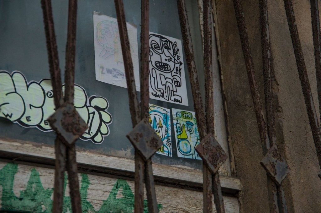 Bemalte Klebe-Etiketten sind offensichtlich auch wieder im Kommen. Kleinstformatige Streetart in der Dircksenstraße.
