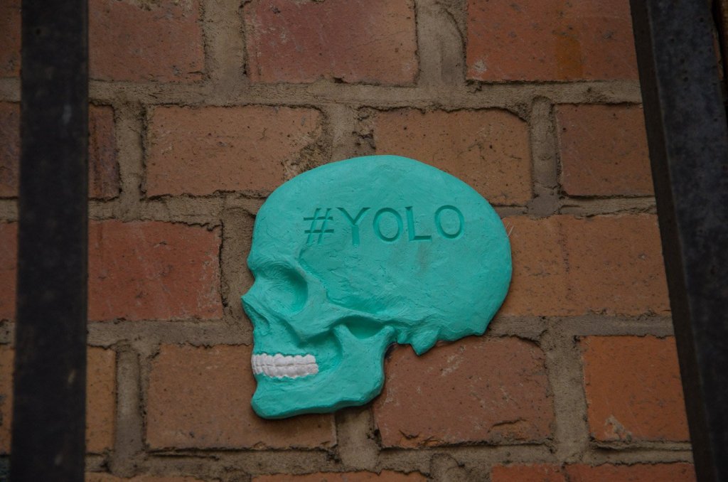 Die 3D-Tile sieht sehr professionell, beinahe industriell hergestellt aus. Falls nicht, hat sich wirklich ein Künstler krasse Arbeit für ein ziemlich unauffälliges Werk gemacht. Schädel mit dem Hashtag #YOLO in der Dircksenstraße.