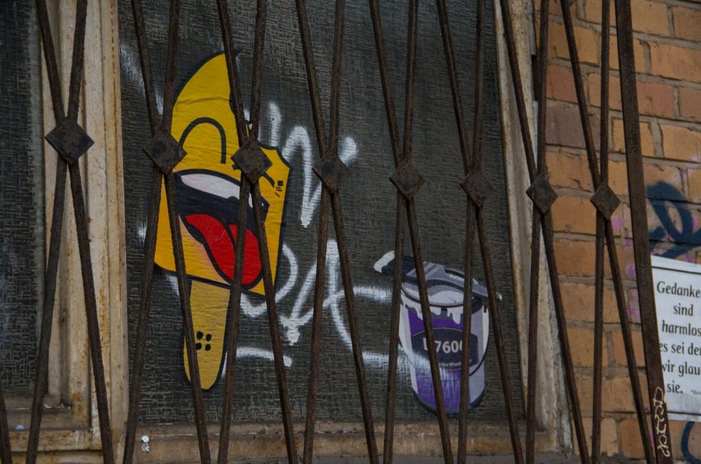 Diese gut gelaunten Stiel-Eise sind derzeit ziemlich allgegenwärtig. Vom Style her könnte man vermuten es handelt sich um SOPE (das ist der mit den Pilzen) Paste-Up aus der Dircksenstraße, Berlin Mitte