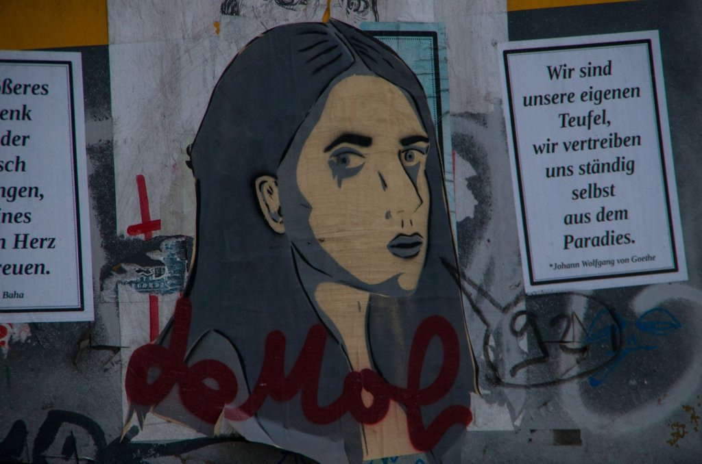 Bei diesen beiden Paste-Ups weiß man nicht so genau ob sie zusammenhängen. Street Art im Haus Schwarzenberg.