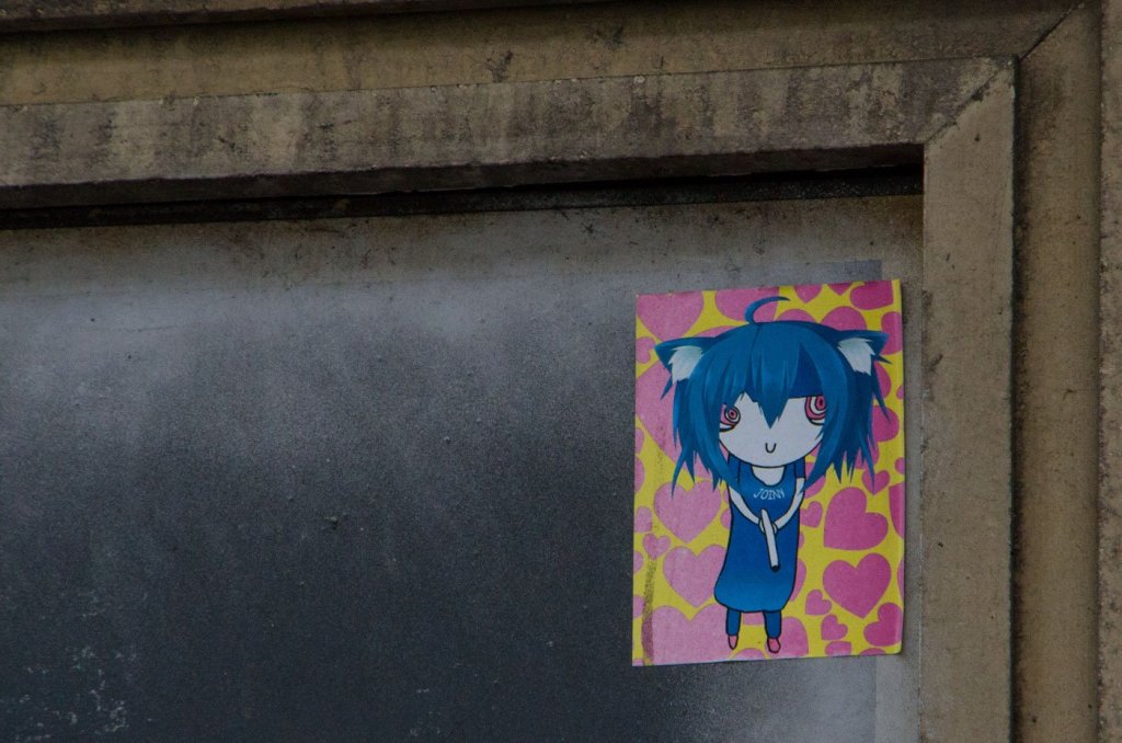 Süßes Paste-Up mit Herzchen von Join. Beim zweiten Hinsehen nicht ganz so süß: das Mädel ist komplett verstrahlt und trägt ne Knarre. Dircksenstraße