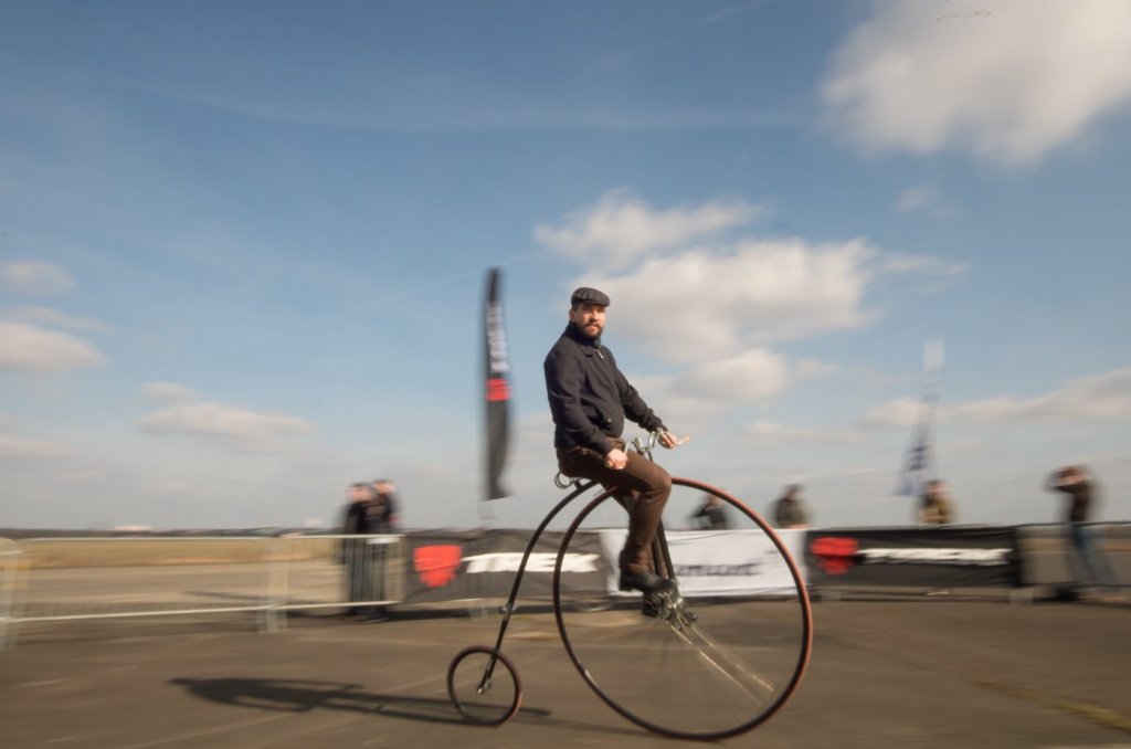 Der künftige Sieger des Hochradrennens im Rahmen der Berlin Bicycle Week ist kurz vor der Zieleinfahrt wirklich tiefenentspannt, was an einer halben Runde Vorsprung gelegen haben.