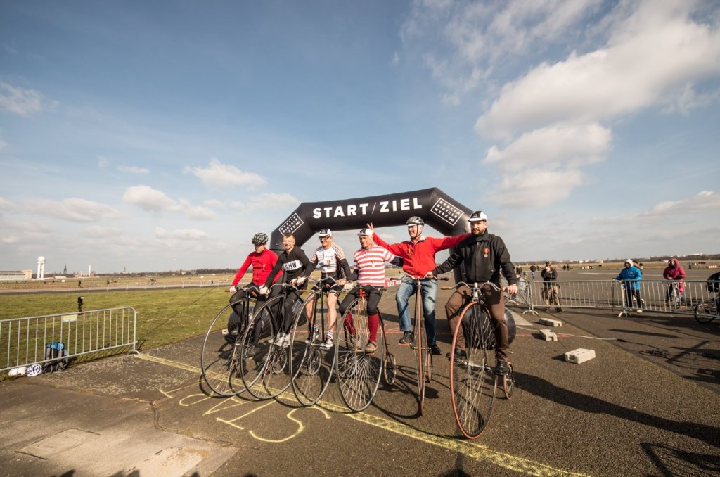 Hohchrad-Rennen auf dem Tempelhofer Feld: Auf dem Pennyfarthing mit Highspeed durch die Kurve und das als echtes Fixie - die Pedalen sind fest mit der Nabe verschraubt.