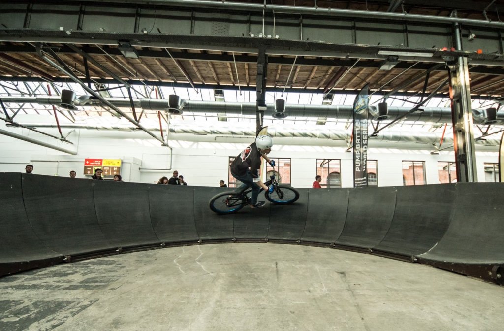 Neu bei der Berliner Fahrradschau 2016, der dual pump track. Zwei identische spiegelverkehrt aufgebauten Pumptracks inklusive kleiner Sprünge laufen parallel und die Rider fahren direkt gegeneinander. Jedesmal wieder beeindruckt wie lässig das bei manchen aussieht. Wer sich schon mal auf so eine Strecke gewagt hat, weiß, es ist verdammt schwierig, den Schwung zu halten.
