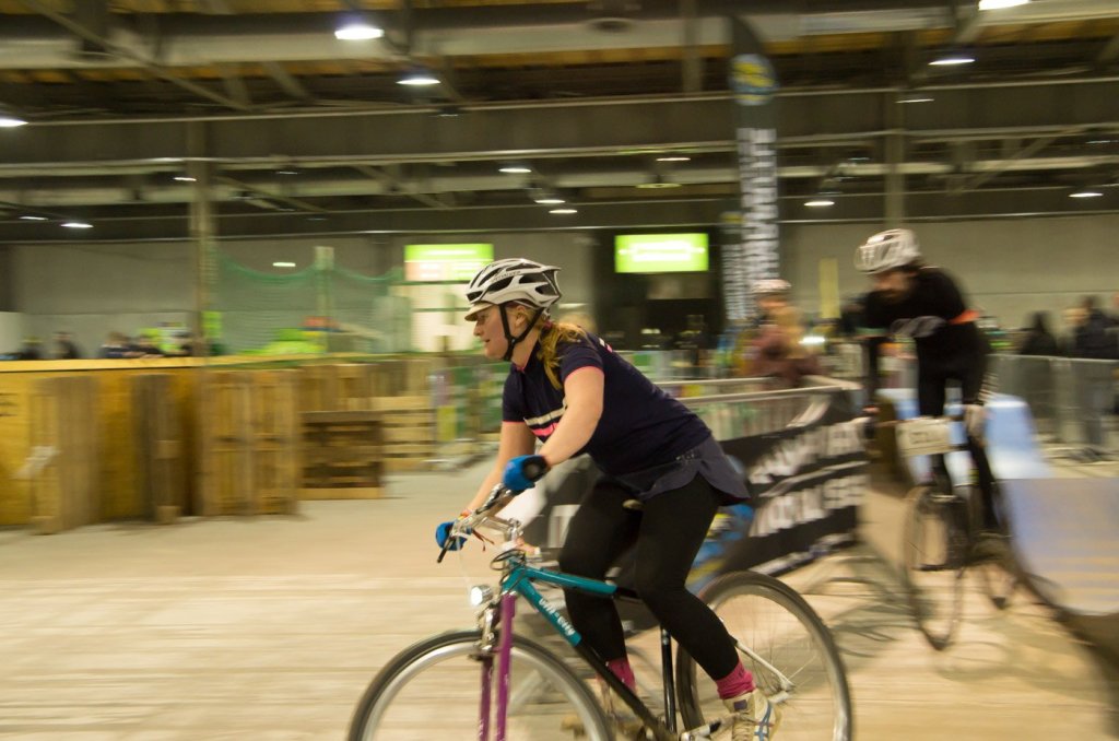 Ein Singlespeed Cyclo Cross Rennen stand bei der Berlin Bicycle Week bereits am Freitag auf dem Programm. Start und Zeil waren jeweils in einer Halle der Fahrradschau, der Rest des Parkours lief durch den Park am Gleisdreieck, gleich hinter der Station Kreuzberg.