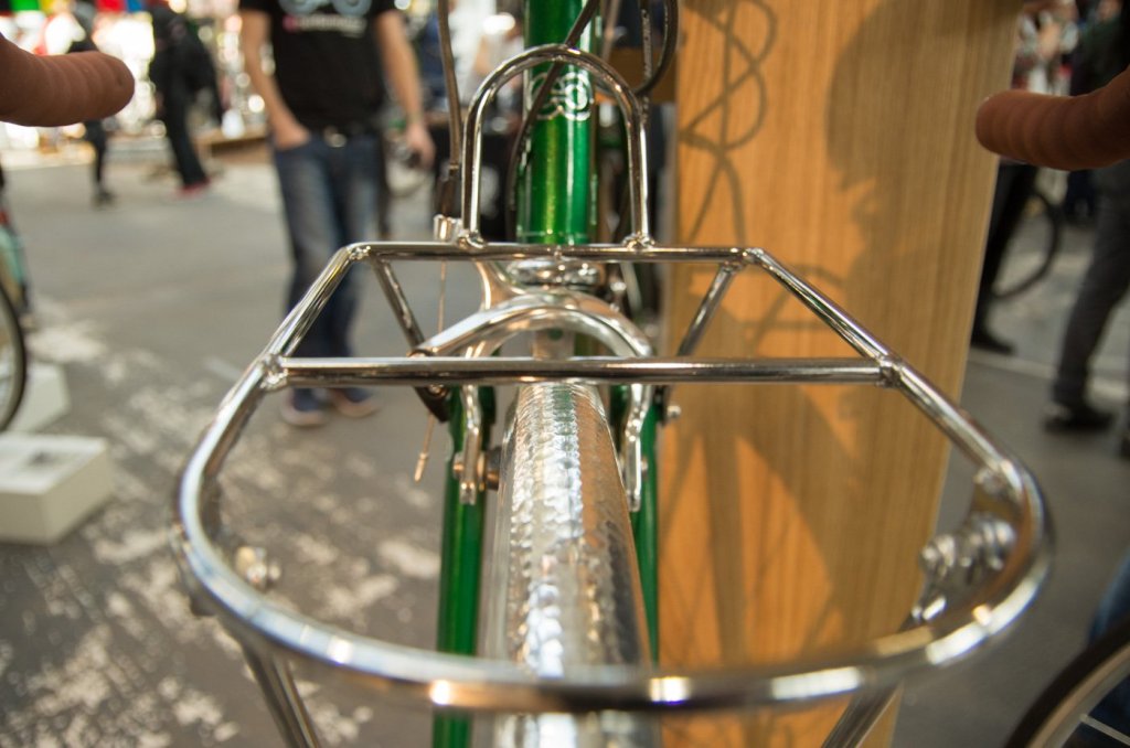 Bei Creme Cycles kann man sich sicher sein, wunderschöne oldschool Räder zu finden. Immer wieder klasse, die gehämmerten Schutzbleche - gibts auch kupferfarben...