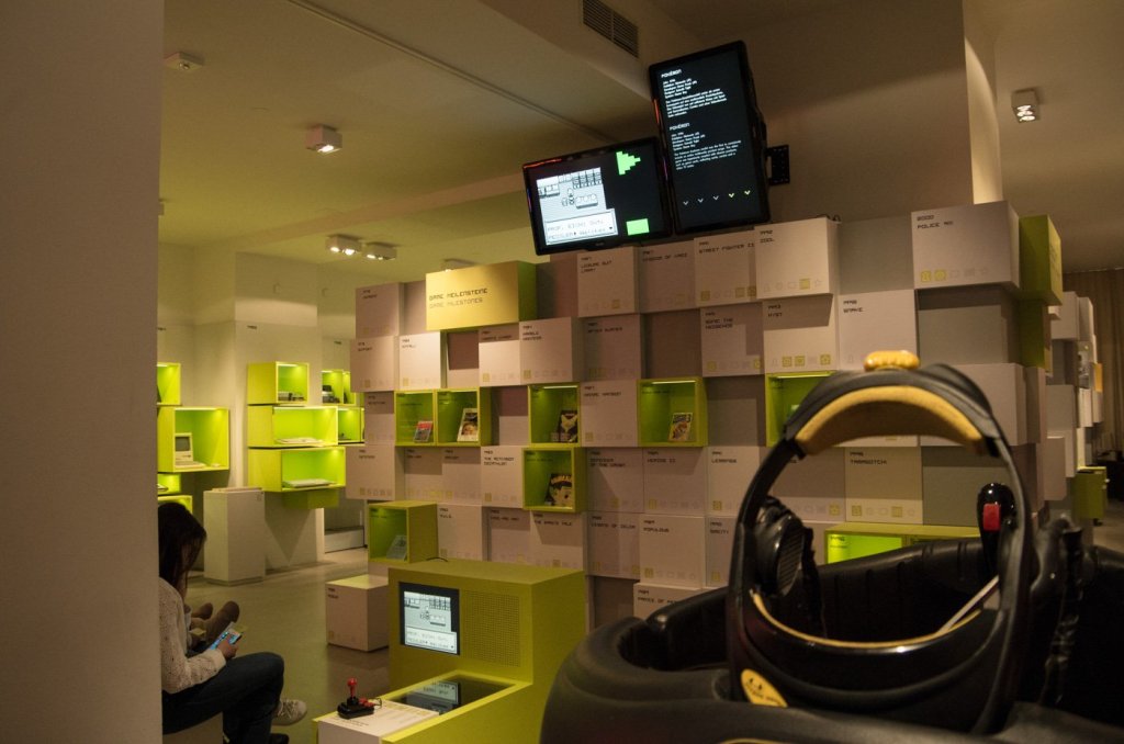 Die - nach Meinung der Museumsmacher - 5ß0 besten bzw. wichtigsten Computerspiele sind an Wall-of-Fame alle spielbar. Im Vordergrund eine Virtual Reality (VR) von W Industries aus den 90ern.