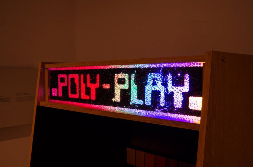 Glitzerndes aus der DDR, der Poly Play war eine Spielesammlung in der westliche Arcade-Games leicht abgewandelt unter neuem Namen den Arbeitern und Bauern der Republik den Feierabend, dialektisch einwandfrei versüßen sollte.