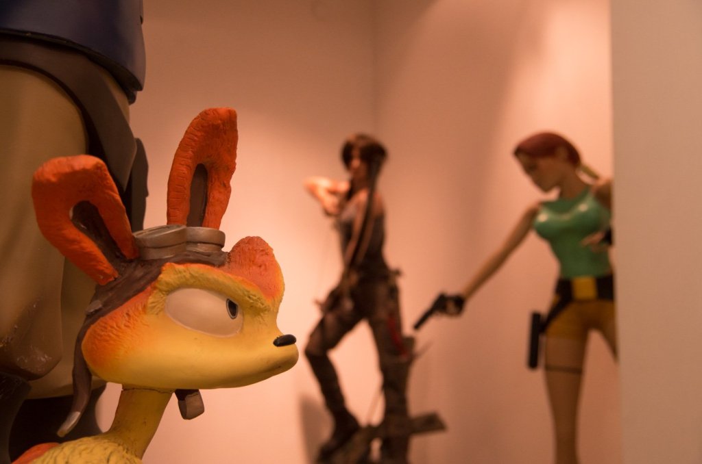Im Eingangsbereich des Computerspielemuseums Berlin empfangen einen unter anderem Lara Croft und andere bekannte Game-Charaktere.
