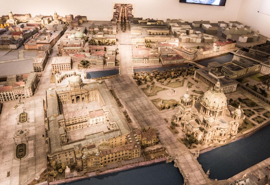 Das Stadtschloss mit dem Aussehen, wie es bis 1945 Bestand hatte. Modell in der Humboldtbox, Unter den Linden.