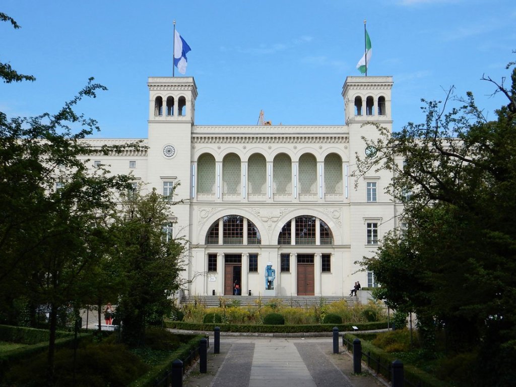 Der Hamburger Bahnhof ist nicht nur eines der wichtigen Häuser für moderne Kunst, sondern auch Ausgangspunkt unserer Radtour durch Moabit.