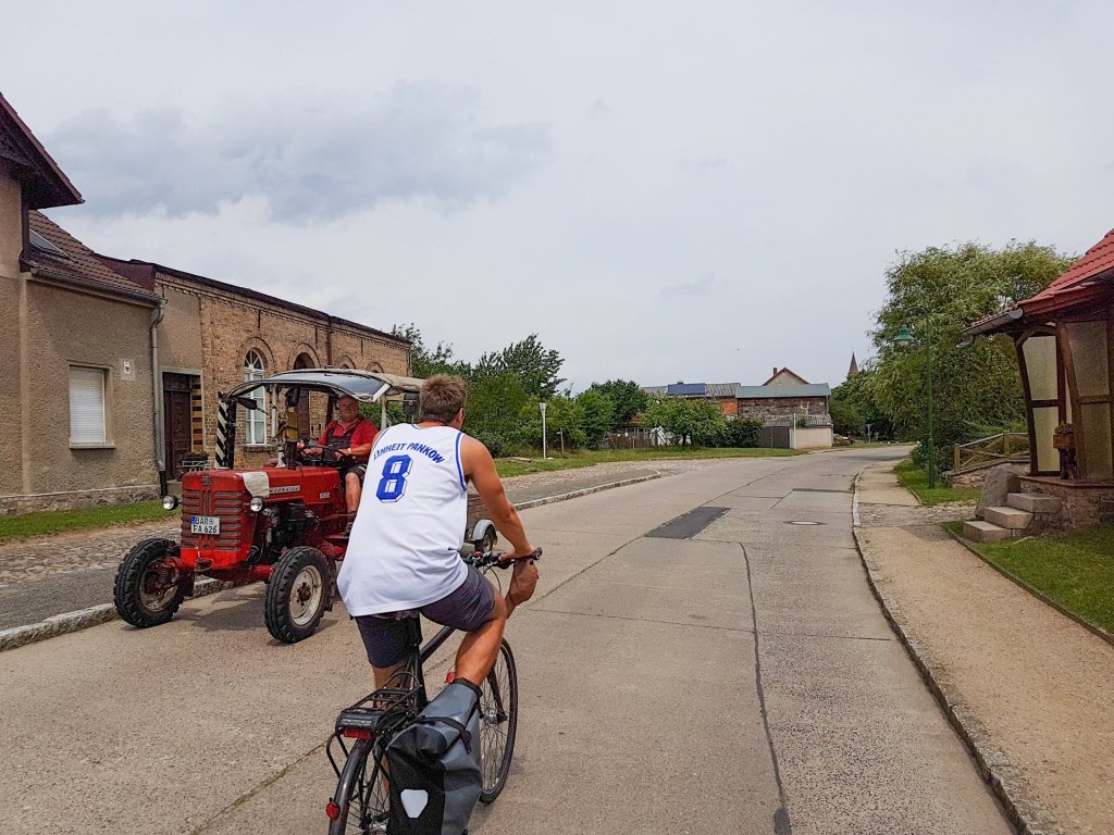Traktor und Radfahrer in Brodowin,