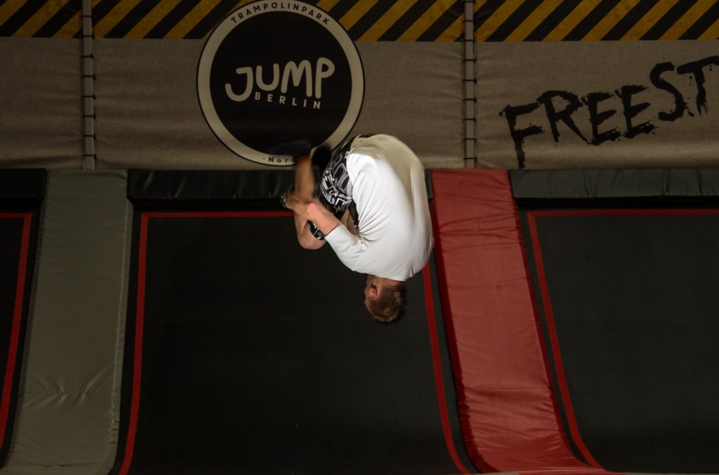 Mann beim Salto in der Trampolinhalle Berlin