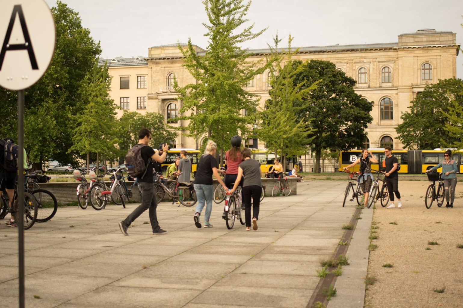 ArtSpin2016: Daphna Westerman lern radfahren und macht daraus eine Performance.