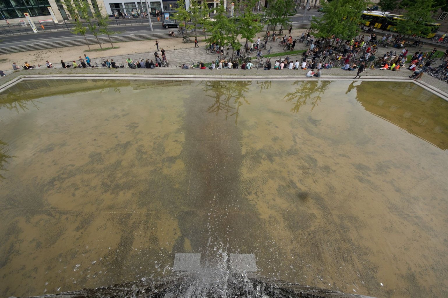 Die Teilnehmer sammeln sich im Invalidenpark