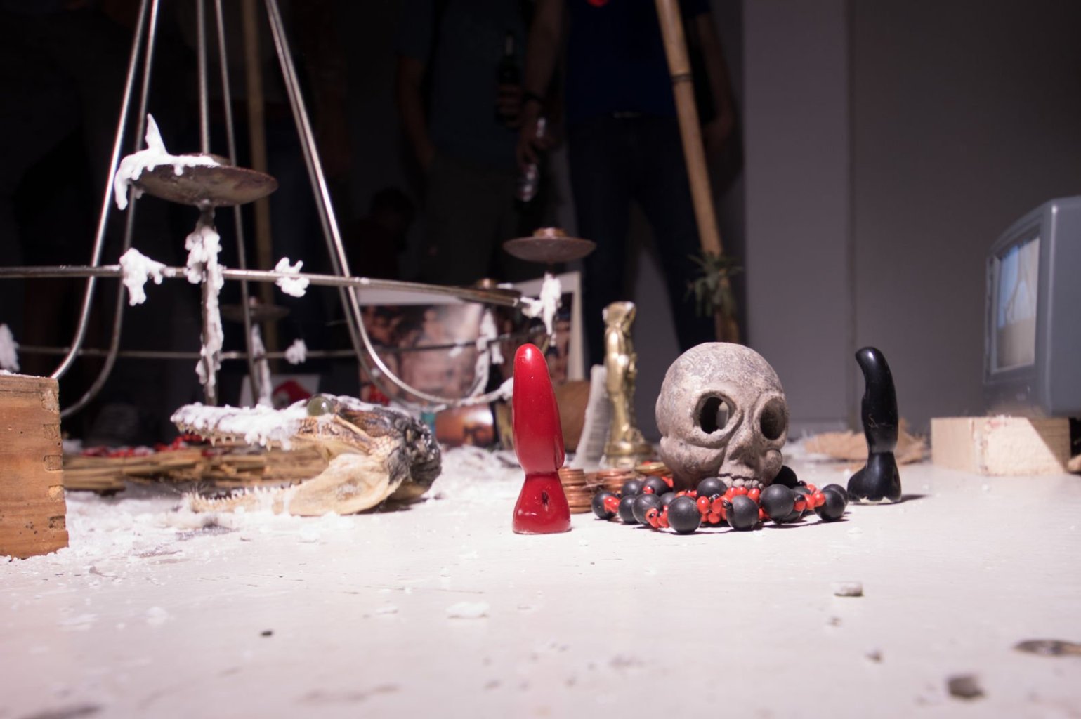 1. Stopp beim Art Spin 2016, die Galerie Savvy mit einer Ausstellung rund um das Thema Hexerei. Hier ein kleiner Schrein mit Totenkopf.