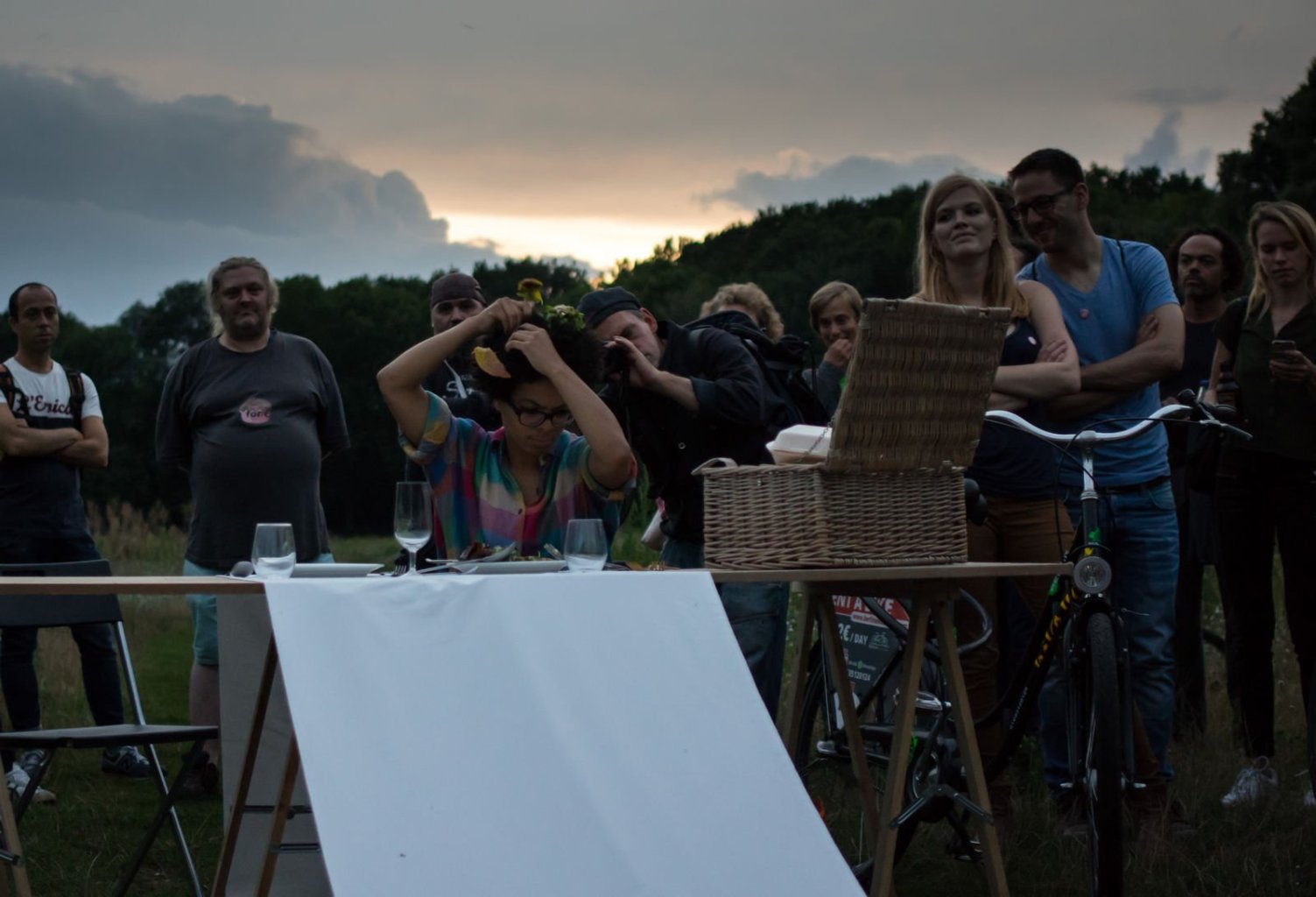 Eine Frau steckt sich Essen in die Haare beim ArtSpin im Volkspark Rehberge.