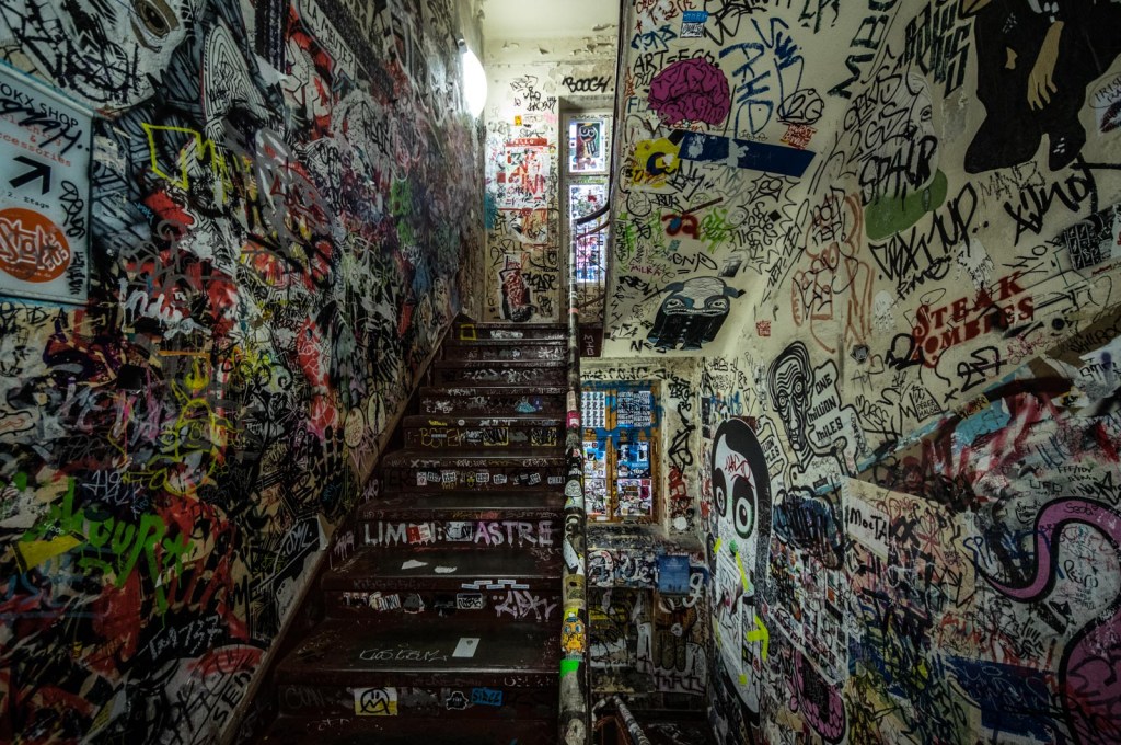 Treppenaufgang zur Galerie Neurotitan im Haus Schwarzenberg.