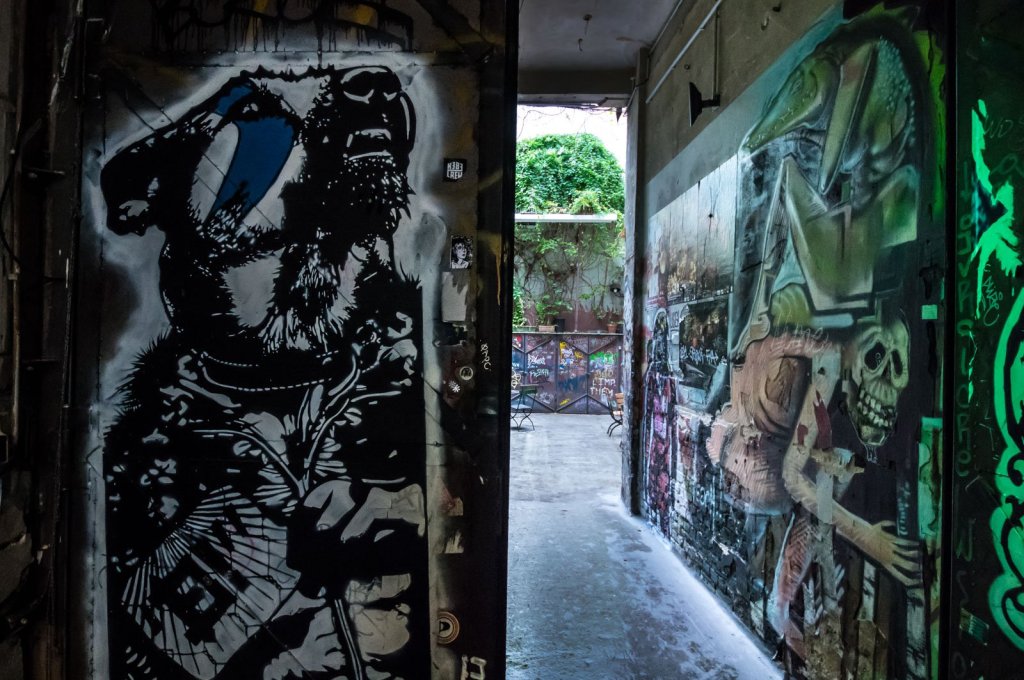 streetart-berlin-haus-schwarzenberg03