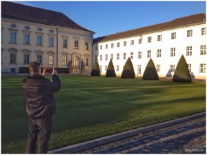Wollo vor dem Schloss Bellevue