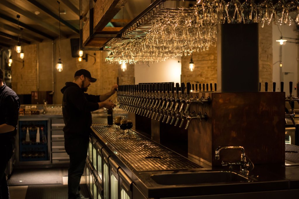 Barmann an der Zapfanlage bei Stone Brewing Berlin