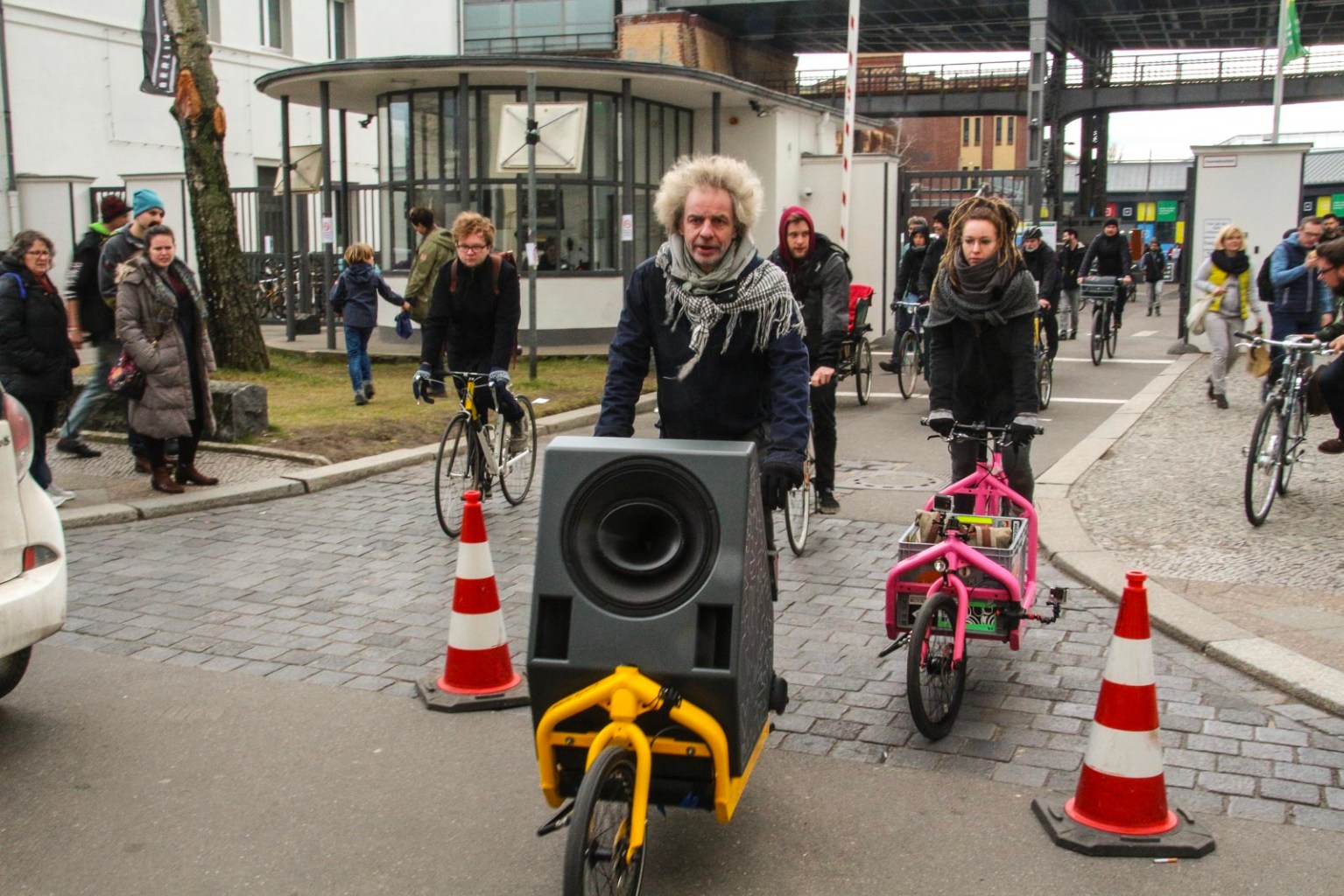 Soundbike fährt vom Gelände der Berliner Fahrradschau