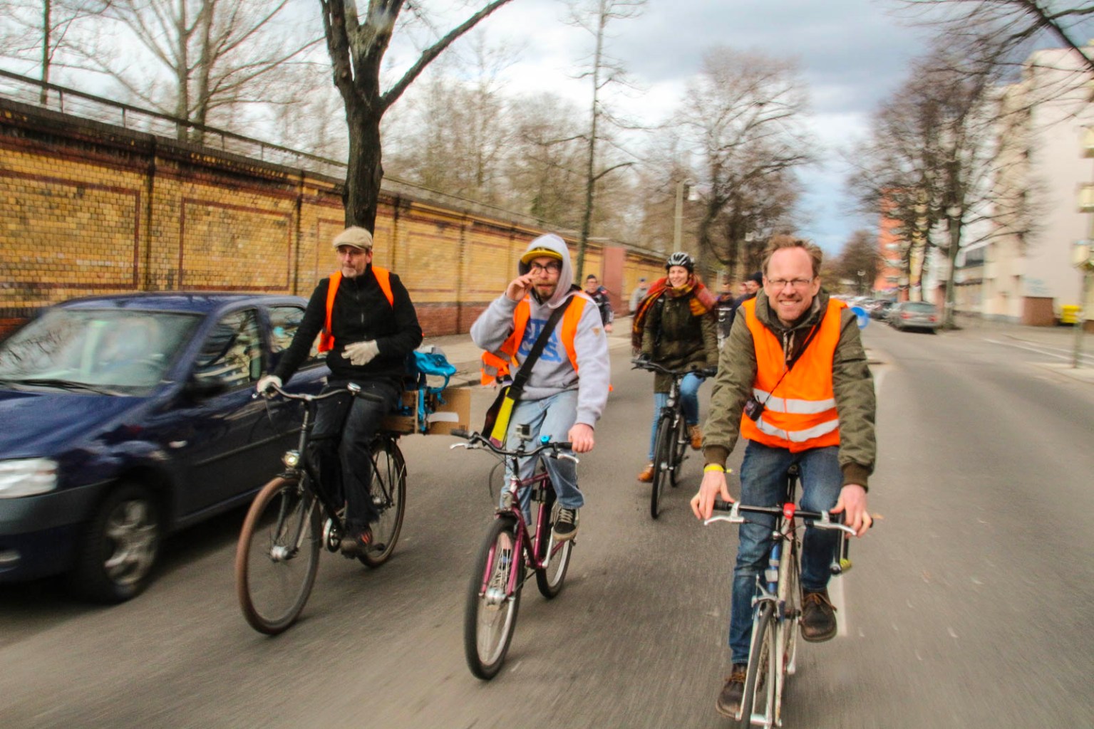 Radfahrer bei gemeinsamer Fahrradtour mit Warnwesten