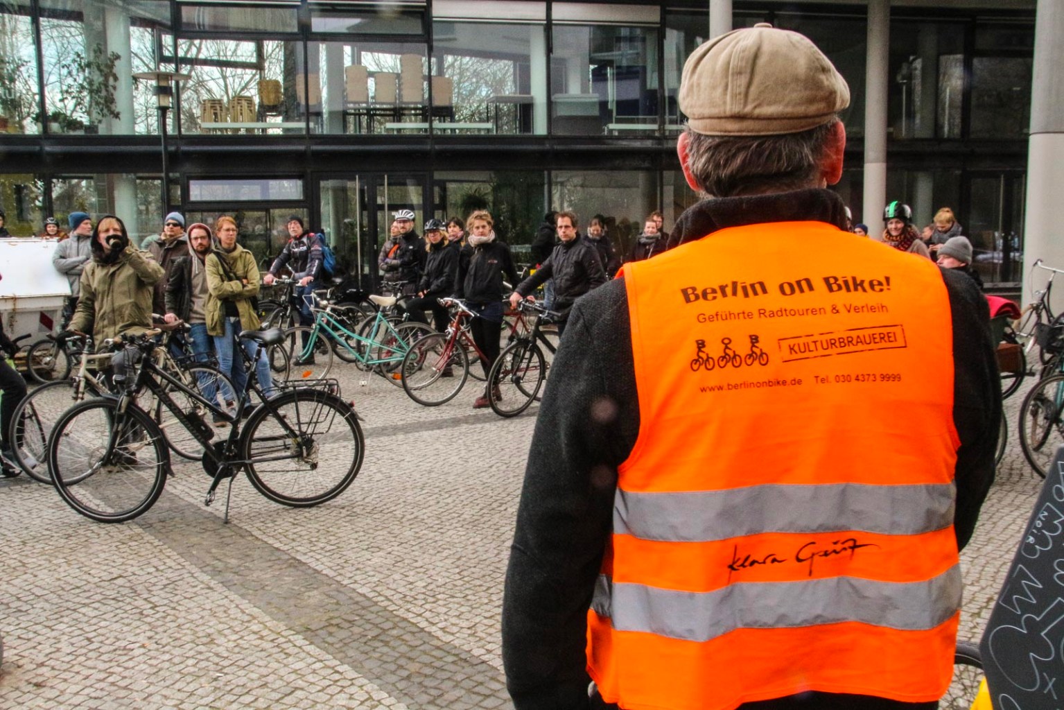 Teilnehmer der Techno Radtour Berlin Music Ride mit Guide