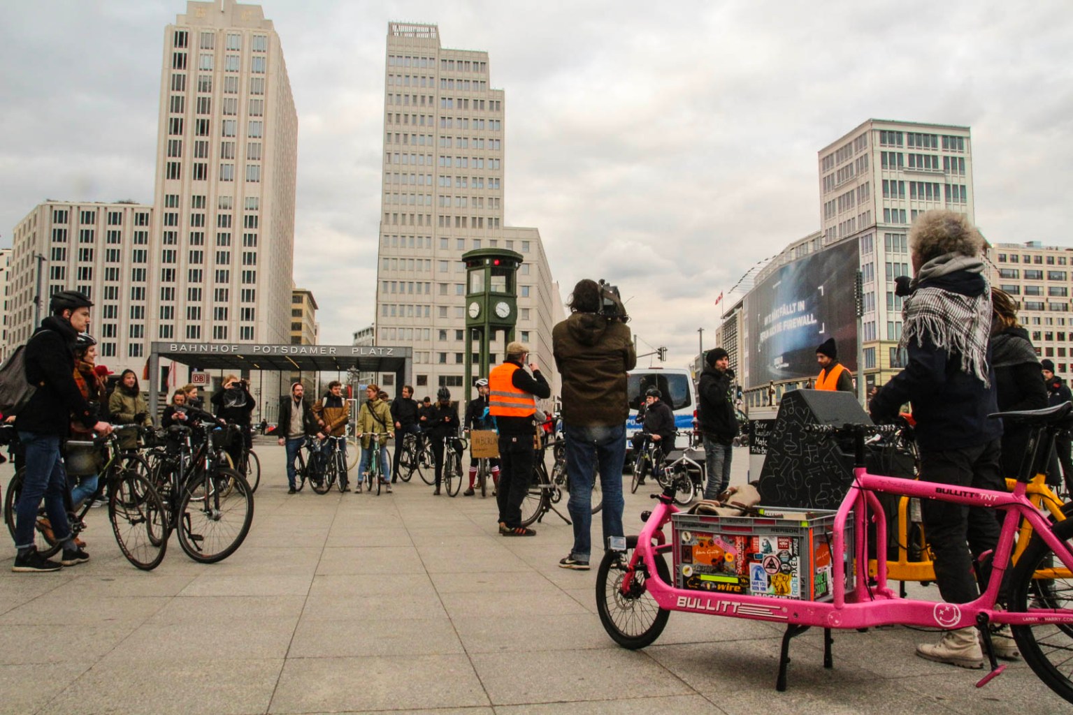 Radfahrer bei einer Radtour am Potsdamer Platz