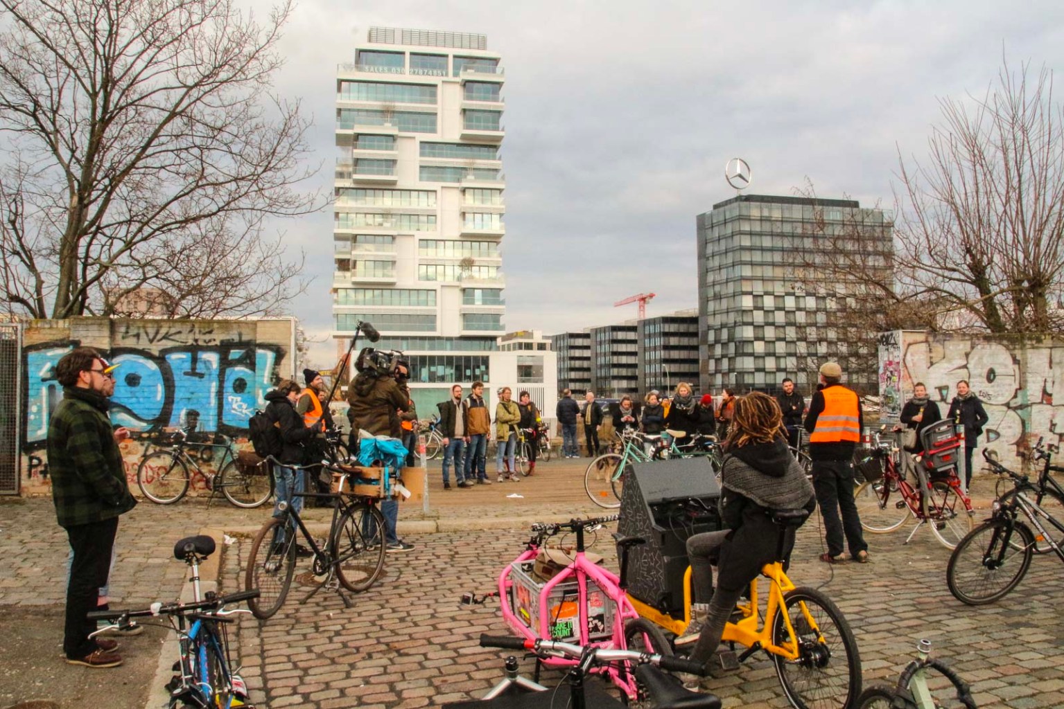 Teilnehmer einer Radtour mit Lastenrädern und Soundbike gegenüber der EastsideGallery und Living Bauhaus.