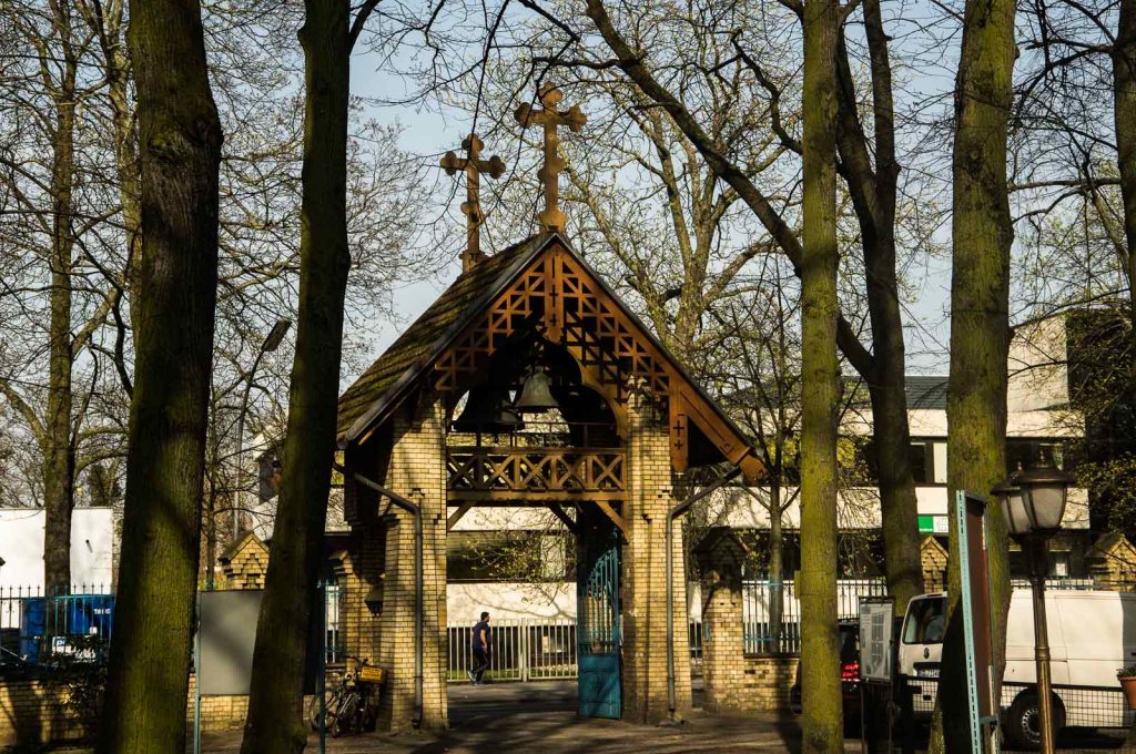Tegel, Eingangstor des russisch-orthodoxen Friedhofs