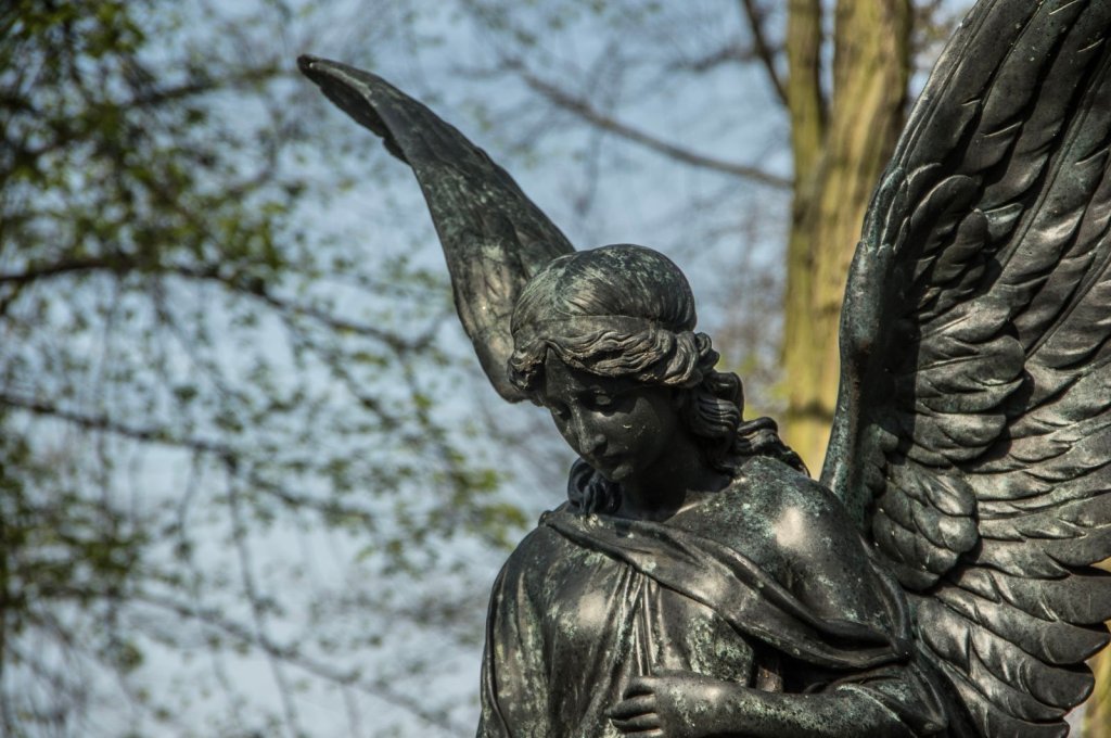 Closeup eines Engels auf einem Grab auf dem russischen Friedhof in Berlin Tegel