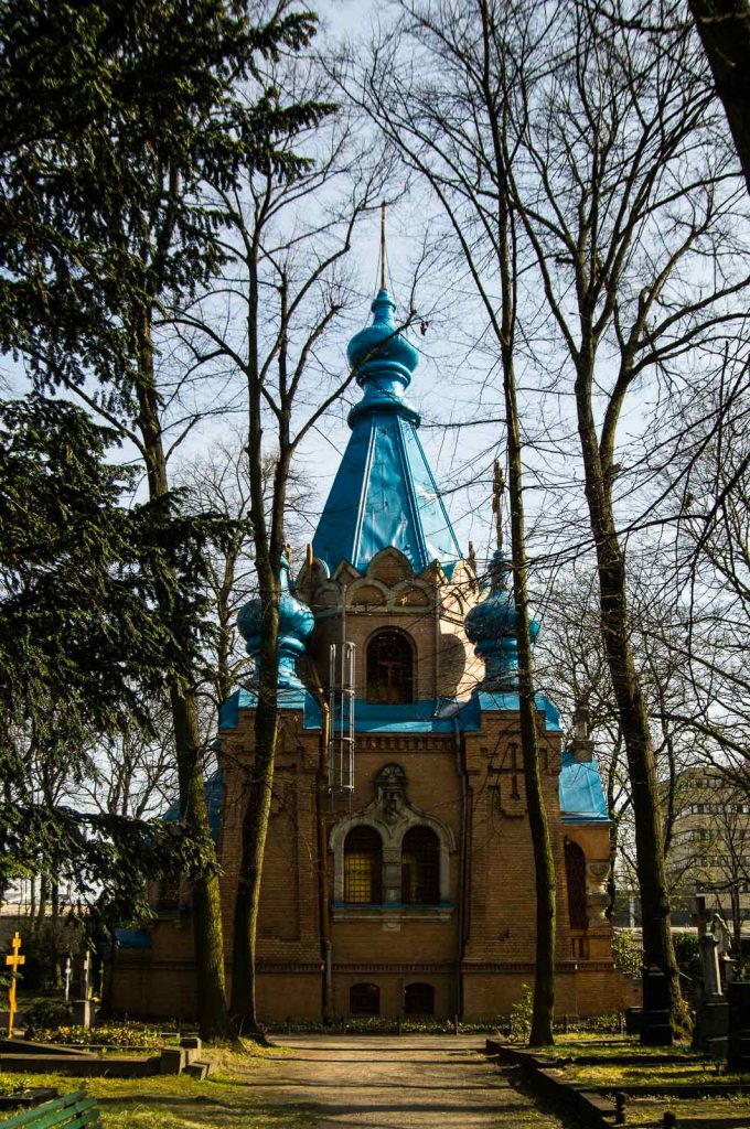 Kirche mit blauem Dach und Zwiebeltürmen, russisch-orthodoxer Friedhof Tegel, Berlin