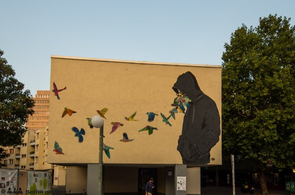 Dieses Mural von Don John am Mehringplatz gehört zu meinen absoluten all-time-favorites. Direkt gegenüber findet sich auch noch ein Shepard Farey (obey)