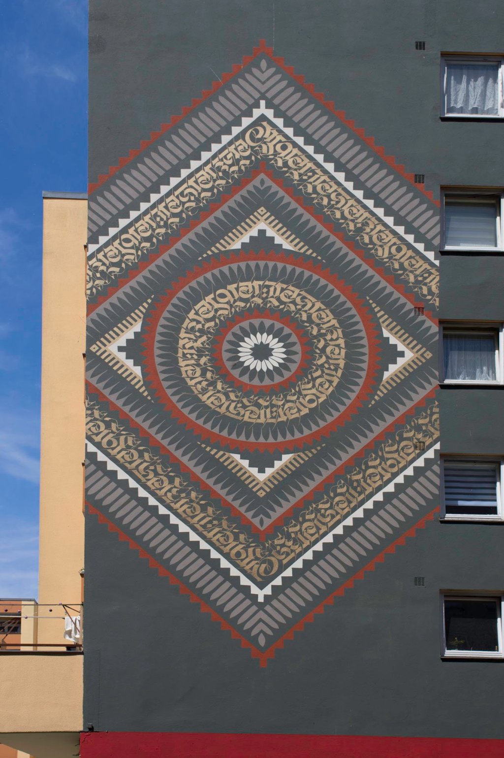 Mural von Cryptik in der Bergrriedstrasse, entstanden im Rahmen des One Wall Projects von Urban Nation.